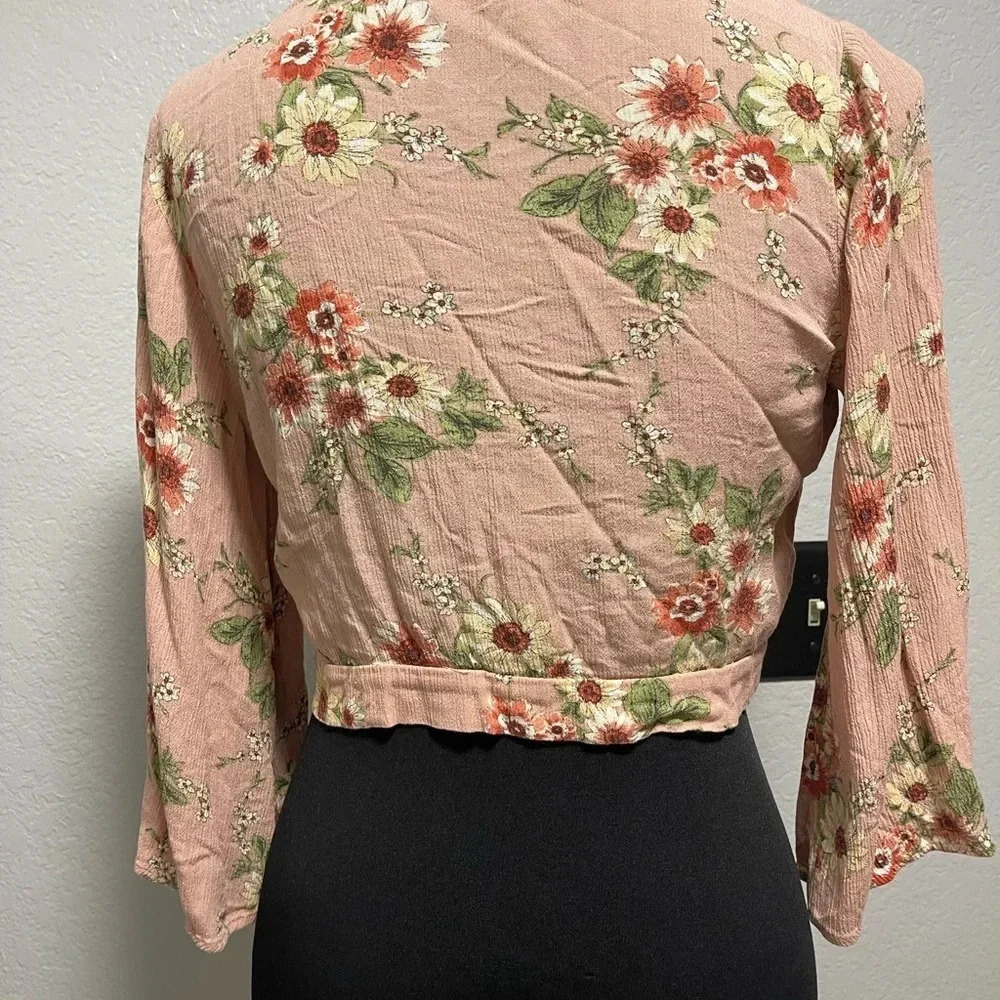 Floral Flare Sleeve Crop Top with button up and tie front Size Medium - Picture 4 of 6